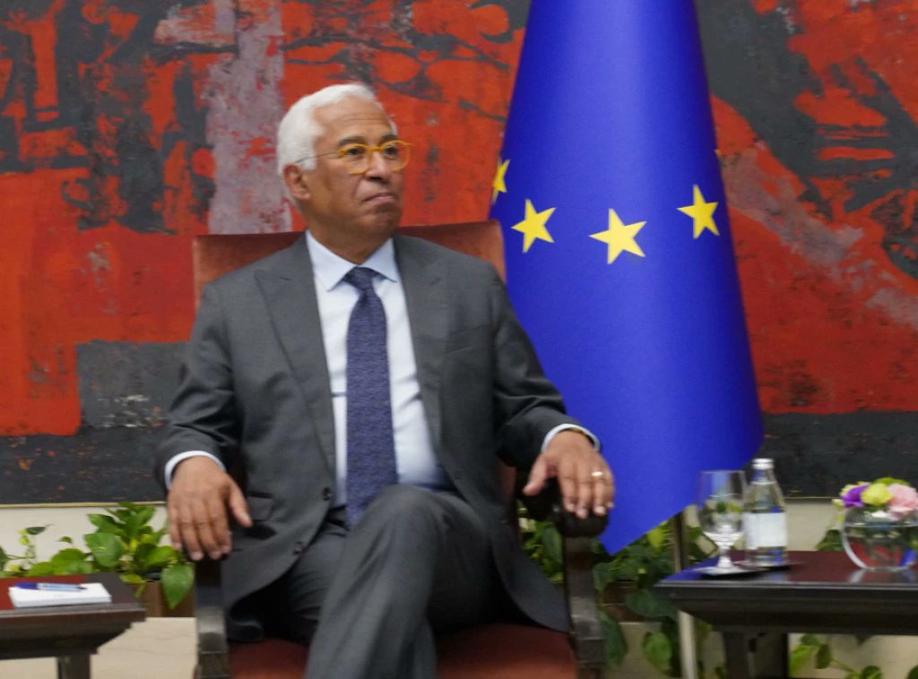 Поднео оставку 2023. на место премијера Португалије након што је полиција упала у његову резиденцију у оквиру истраге о корупцији, у вези пројеката ископавања литијума.
И то је све што треба знати о посети овог господина Србији и циљевима исте.