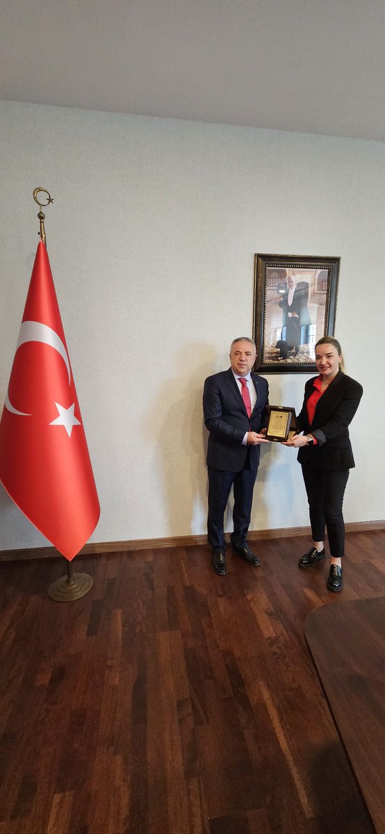 tccekmekoy's tweet photo. Engelleri Aştılar, Kupayla Taçlandırdılar 👏🏼👏🏼👏🏼

Türkiye Voleybol Federasyonu tarafından düzenlenen İşitme Engelliler Türkiye Voleybol Şampiyonası'nda birincilik elde eden Çekmeköy Belediyesi İşitme Engelliler Spor Kulübü Kadın Voleybol Takımı, Kulüp Başkanı Ülküm Mühürdaroğlu, yönetim kurulu ve sporcularıyla birlikte Çekmeköy Kaymakamı Resul Çelik’i kupalarıyla ziyaret etti.

Sporcularımızın azmi ve elde ettiği bu büyük başarı ilçemize gurur verdi.
@cekisensk