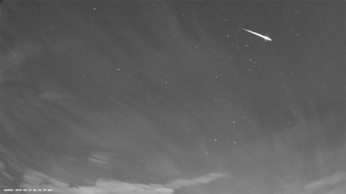 CardiffAS's tweet photo. One meteor 3 different views from around Wales, #llanon UK0089, @cardiffPHYSX UK008J #bridgend and @CardiffAS UK008V @BannauB .
@VisitBeacons
Sporadic mass 0.57g, abs. mag -2.6, best visual mag -2.3
Details:https://t.co/05GJ2zijjP https://t.co/1SXRQkpRcg