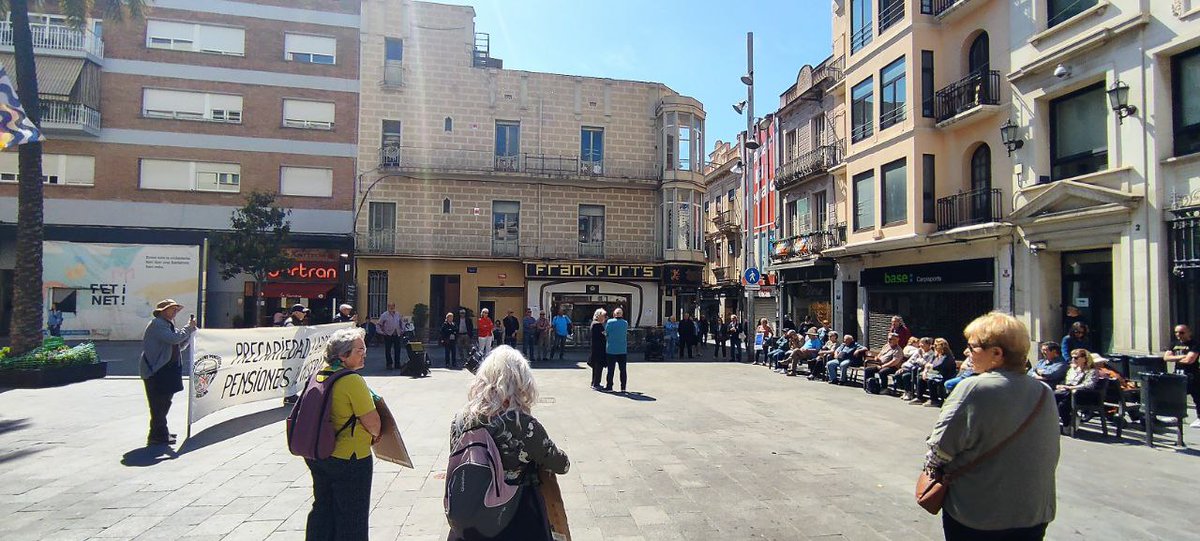 MPensionistabdn's tweet image. Dilluns #12M vam tornar a recordar a la plaça de la Vila de #Badalona que cal acabar amb la bretxa de salarial i de pensions. El primer pas seria que cap pensió estigui per sota del Salari Mínim Interprofessional (SMI).
Governi qui governi, les pensions es defensen.