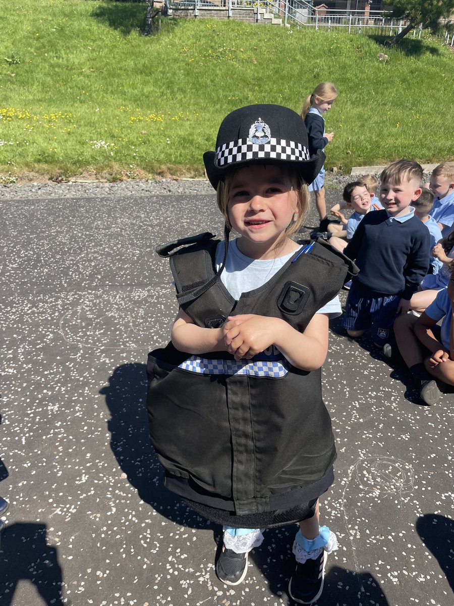 saintninians's tweet image. Today P1 @MissTait4 @MrsHunterStNins learned all about the work the police do. They had a look around the police car, pressed the siren and tried on the uniform. Thank you for visiting- P1 had a really great time. 👮 #WorldofWorkWeek