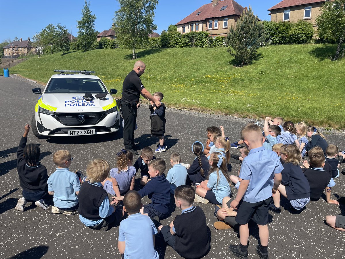 saintninians's tweet image. Today P1 @MissTait4 @MrsHunterStNins learned all about the work the police do. They had a look around the police car, pressed the siren and tried on the uniform. Thank you for visiting- P1 had a really great time. 👮 #WorldofWorkWeek