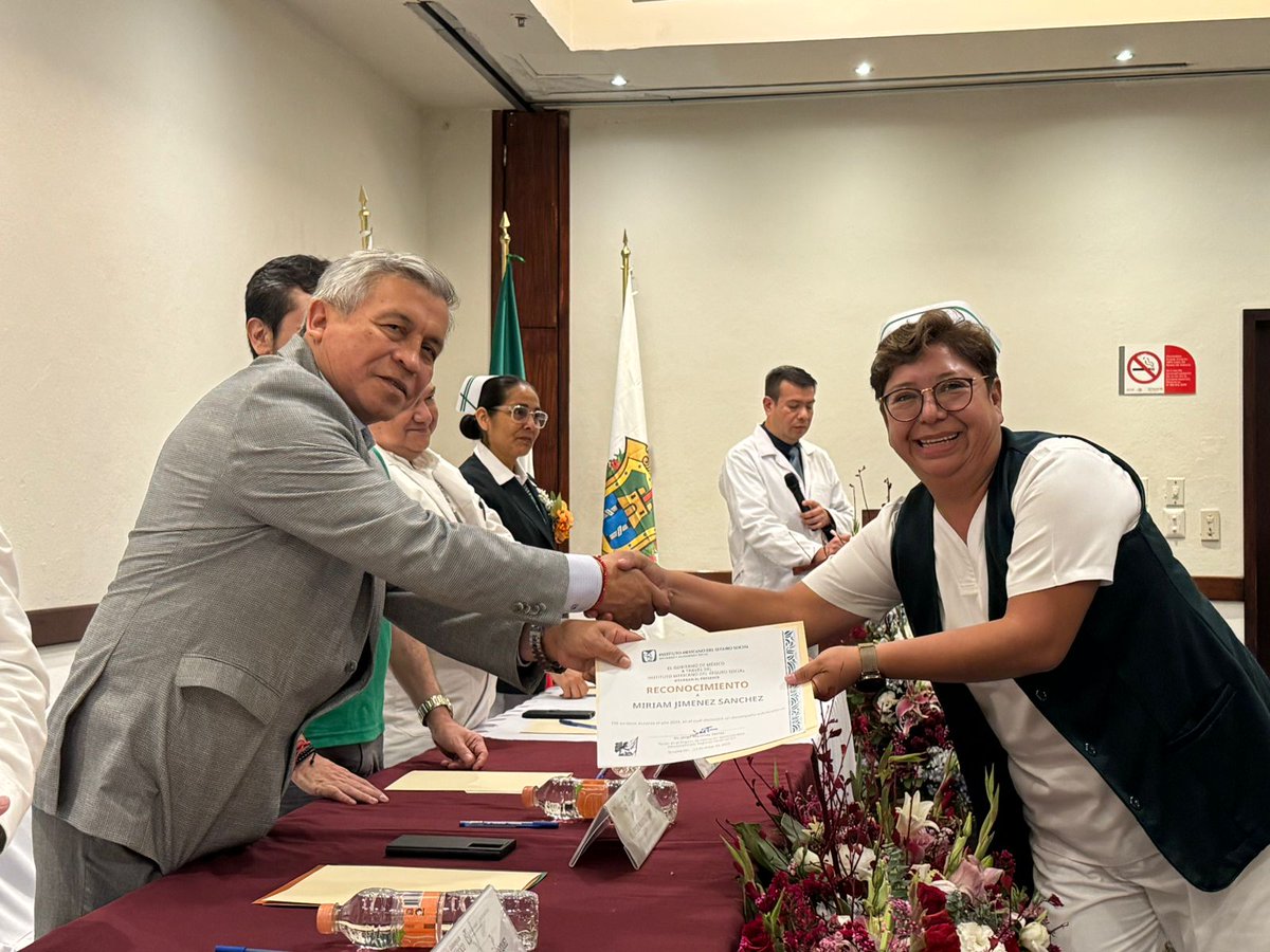 En el marco del Día Internacional de la Enfermería, el #IMSSVeracruzSur y la Sección IV del SNTSS realizaron la entrega de reconocimientos al Mérito de Enfermería 2024, de la zonas Córdoba, Orizaba, Tierra Blanca y Cosamaloapan.  💉💚