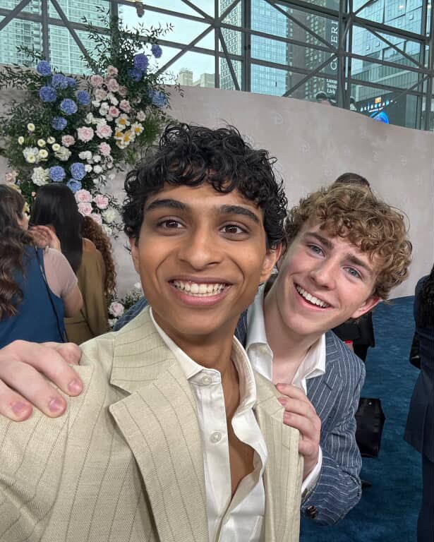 Mais fotos do nosso trio!🩵🔱

O canal de comunicação do instagram oficial da série enviou essa foto linda para quem está sempre de olho por lá! 

“Olá diretamente da disney upfronts”