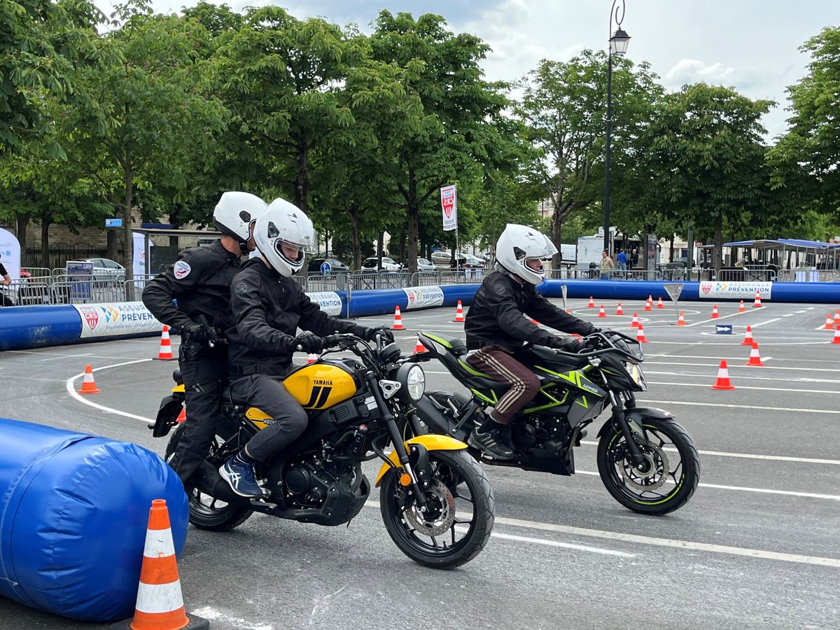 leparisien_94's tweet photo. « Tu veux rouler à 200 km/h ? Va sur un circuit » : un champion et des CRS initient les jeunes aux deux-roues
➡️ https://t.co/VGl3NCAqxz https://t.co/AWqZuka4Da