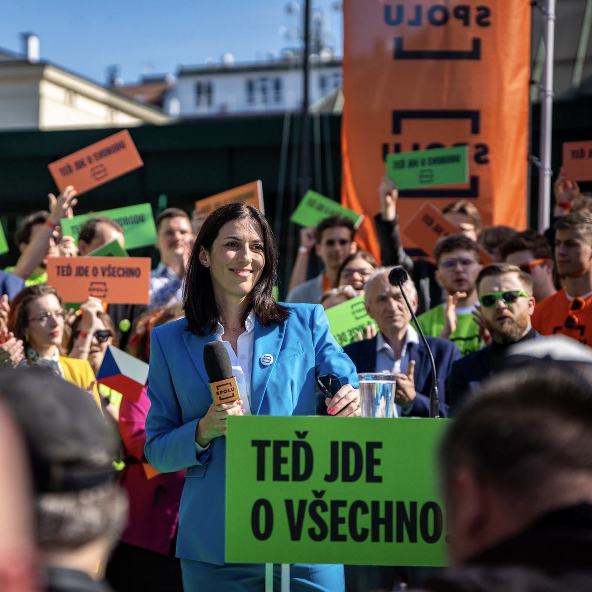 market_a's tweet photo. Milí přátelé,

na podzim opět budeme rozhodovat o budoucnosti naší země a hodnotách, které chceme předávat dál.

V posledních dnech jsme viděli, jak by to mohlo dopadnout, kdyby u nás vládu sestavili politici s rozbitým hodnotovým kompasem. SPD Tomia Okamury se odmítla setkat s lídrem Ukrajiny Volodymyrem Zelenským a místo solidarity vyzývala ženy s dětmi k návratu do válkou zmítané země. Andreji Babišovi pak tahle důležitá návštěva nestála ani za jedno slovo. U našich sousedů si zase premiér dělá fotky s válečným zločincem Putinem a dává mu svou zemi všanc. 

Stačí si ostatně porovnat lídry: Petr Fiala vede stabilní vládu, která přijala důchodovou reformu, stabilizovala ekonomickou situaci a má jasnou prozápadní zahraniční politiku. Oproti tomu Andrej Babiš je soudem uznaný lhář se střetem zájmů, jehož kauzy  řeší prokuratury u nás i v zahraničí a který nám vládu předával v tristním ekonomickém stavu.

Nejsme dokonalí a nemáme patent na rozum. Ne vše se nám povedlo. Ale udělali jsme vše, co jsme považovali za správné v zájmu naší země. Na rozdíl od těch, kteří sledují jen své osobní zájmy a o Česko jim nikdy nešlo, natož aby stáli na jeho straně. 

Česko totiž není firma. A Česko také není penězovod na dotace pro oligarchu. Česko je náš domov - suverénní demokratická země s vlastními hodnotami a principy.

Nevracejme se k chaosu. Nevracejme se k vládě, která slouží jen sobě.

Vaše Markéta 💚