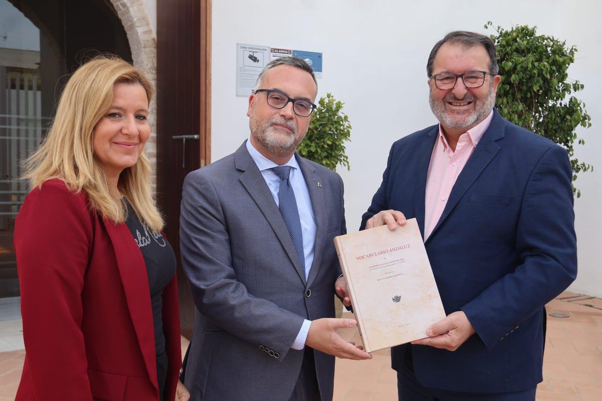 DG de Innovación y Formación del Profesorado (@dg_ifp) on Twitter photo 📗<a href="/AndaluciaJunta/">Junta de Andalucía</a> va a distribuir el "Vocabulario Andaluz" de Antonio Alcalá Venceslada a las bibliotecas de los centros educativos de Andalucía.
📖El Viceconsejero de <a href="/EducaAnd/">Consejería Desarrollo Educativo y FP</a> entrega un ejemplar al <a href="/CarmonaAyto/">Ayuntamiento Carmona</a> que ha albergado el Torneo de Debate "Habla bien, habla andaluz". 📗<a href="/AndaluciaJunta/">Junta de Andalucía</a> va a distribuir el "Vocabulario Andaluz" de Antonio Alcalá Venceslada a las bibliotecas de los centros educativos de Andalucía.
📖El Viceconsejero de <a href="/EducaAnd/">Consejería Desarrollo Educativo y FP</a> entrega un ejemplar al <a href="/CarmonaAyto/">Ayuntamiento Carmona</a> que ha albergado el Torneo de Debate "Habla bien, habla andaluz".