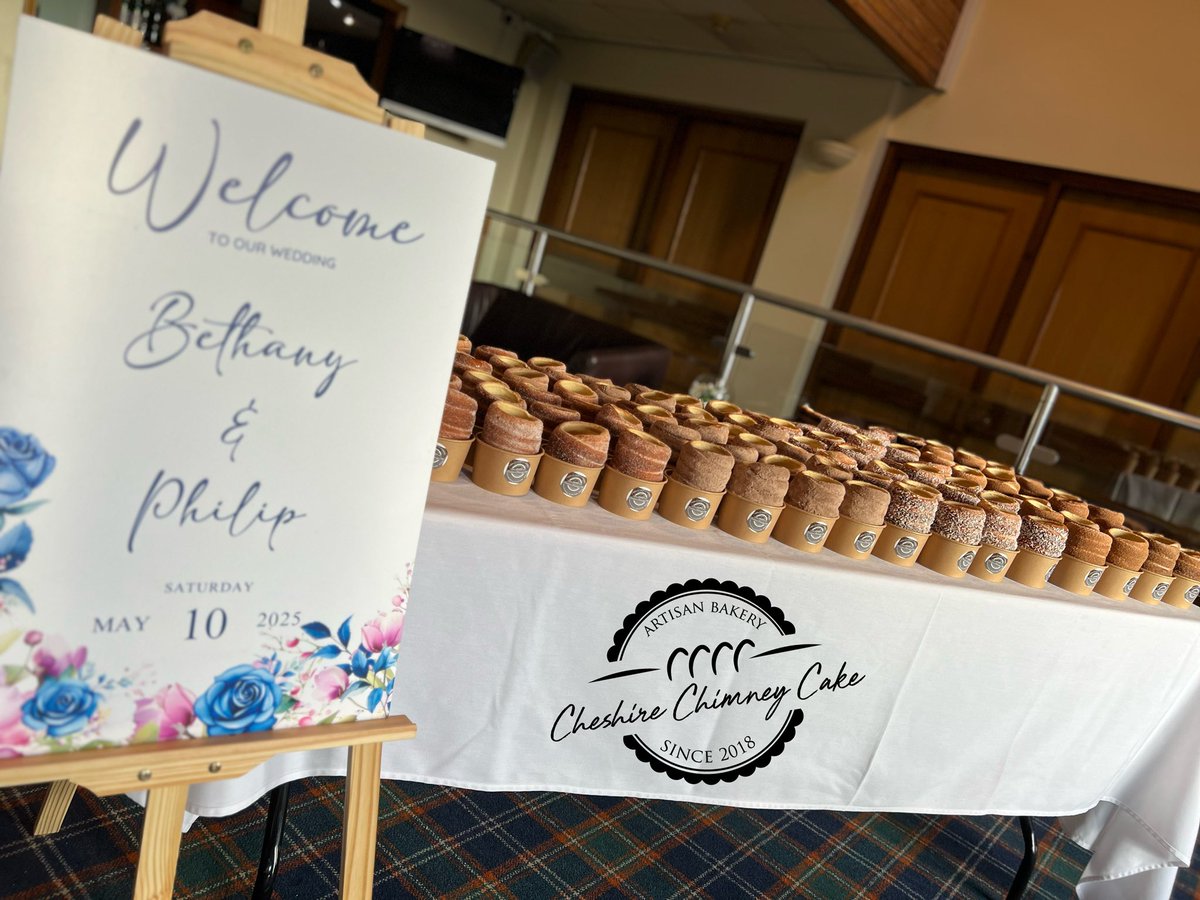 👨🏼‍🍳 Book me for your company orders, private parties, weddings for a unique Chimney Cake experience. Comtact me on: 07561744499 ⁣
⁣#cake #chimneycake #trdelnik #kurtos #kurtosh #hungarian #doughnut #bakery #warrington #kifli #langos #yummy #dessert #wedding #icecream