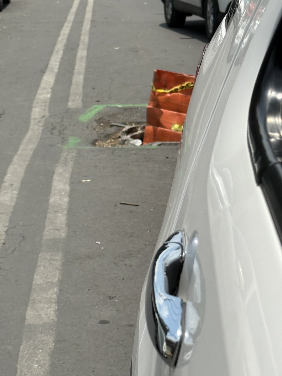 karitomonk's tweet photo. Así av. politécnico, no hay coladeras y autos en segunda fila que no permiten avanzar!!!!! @ClaraBrugadaM @yancolozano https://t.co/HwkooTezzK