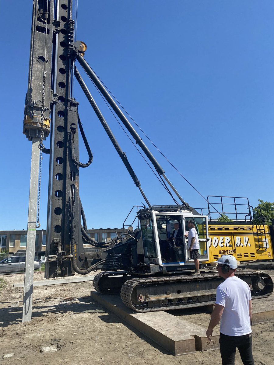 Vandaag een eerste paal mogen slaan voor het laatste eiland van project Oude Tol in Reeuwijk-Brug. Vosplan realiseert hier 12 zeer duurzame woningen (A++++) en een kantoor met 2 appartementen. Alle woningen zijn verkocht en we hopen  in 2026 op een mooie entree voor Reeuwijk!