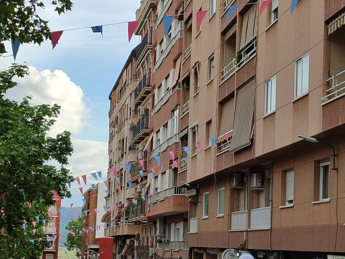 SJBpuertollano's tweet photo. Ya se está engalanando la calle con los colores de #MaríaAuxiliadora, para celebrar a nuestra Madre en su paso por las calles de Puertollano. https://t.co/x7taIXMvSA