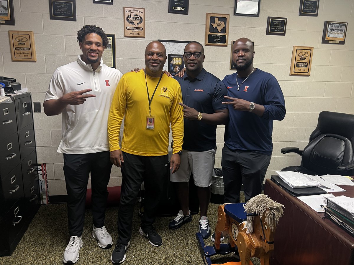 I always love to have my alma mater come and recruit our Buffs!! <a href="/AaronHenry7/">Aaron Henry</a> <a href="/coacharchiemac/">Archie McDaniel</a> <a href="/IlliniFootball/">Illinois Football</a> #〽️Block