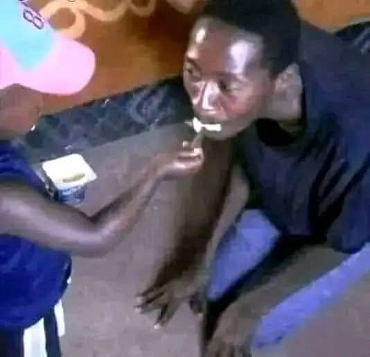 زمان لما ابوي يشتري لي اخوي حاجة حلوة 

انا = هوو هووو هووو انا كلبك الجيعان اديني آكل..