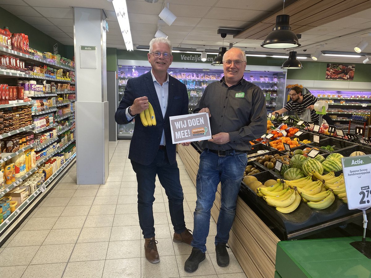 Vandaag een Fairtrade vignet mogen uitreiken aan de Buurt Super in Reeuwijk Brug. Mooi dat vele ondernemers in Reeuwijk zich ook verbonden voelen met eerlijke prijzen en handel in deze wereld. Ook complimenten aan de werkgroep die hier veel goed werk voor verricht.