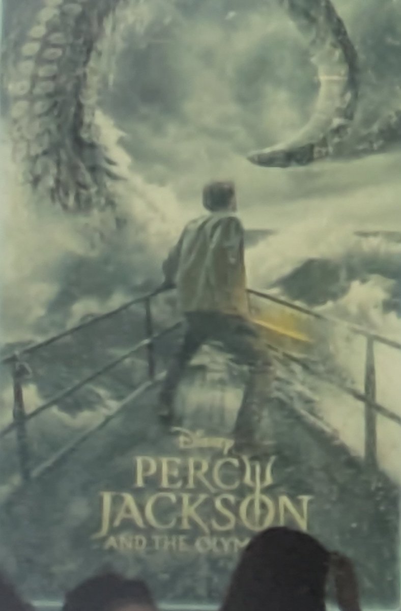 oraculosemideus's tweet photo. "Percy Jackson e os Olimpianos" terá novidades hoje (17h) no Disney Upfront

Um pôster da S02 já pode ser visto em LQ pelo espaço do evento, com Percy e Caríbdis/Cila. Deve ser divulgado de forma oficial ainda hoje https://t.co/srQiAQo8Gf