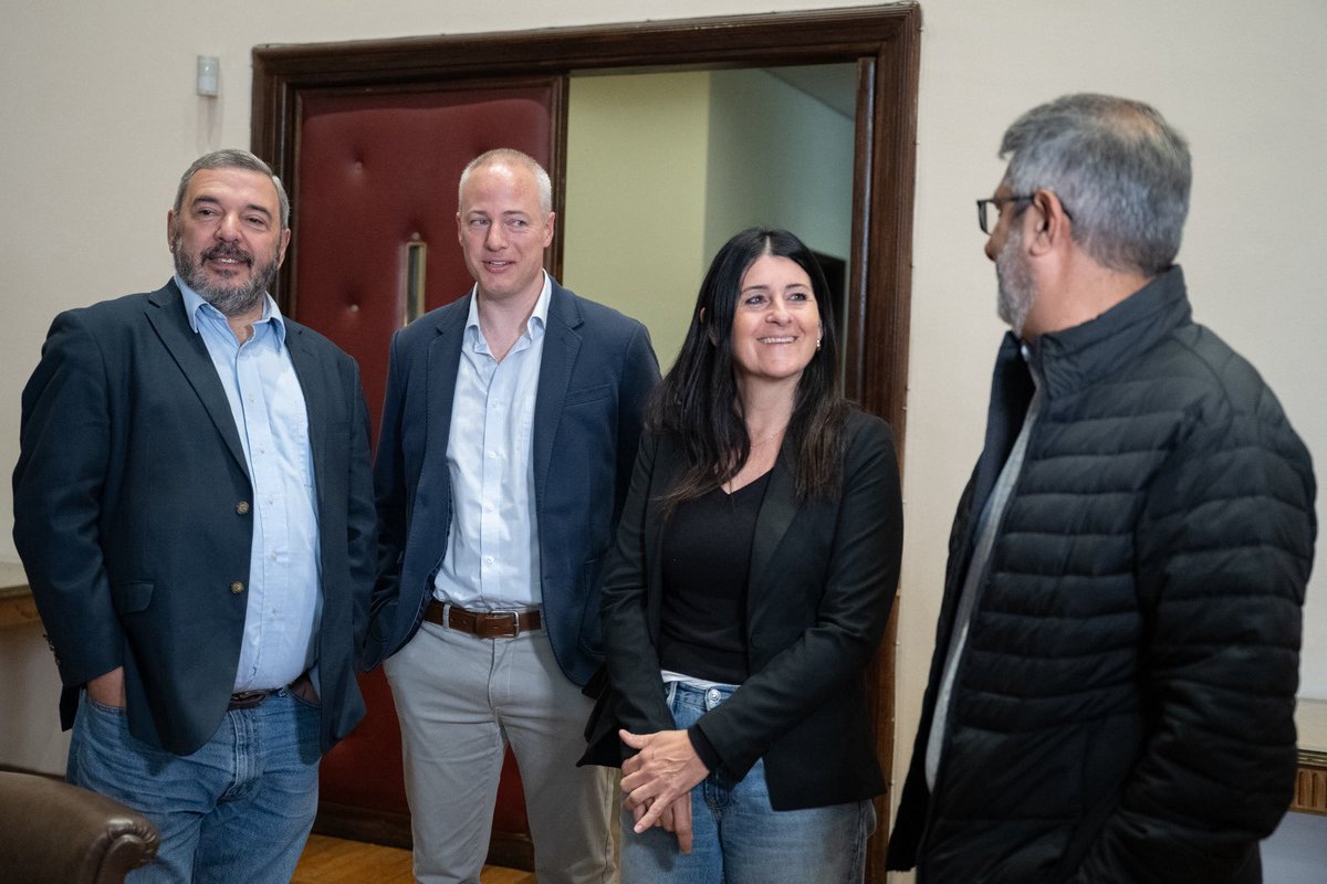 Mario Bergara (@mario_bergara) on Twitter photo Hoy nos recibió el Intendente <a href="/mauriciozuninoc/">Mauricio Zunino</a>, intercambiamos sobre los próximos desafíos que enfrentará la nueva gestión de Montevideo e iniciamos la transición. El nuevo Montevideo está en marcha. Hoy nos recibió el Intendente <a href="/mauriciozuninoc/">Mauricio Zunino</a>, intercambiamos sobre los próximos desafíos que enfrentará la nueva gestión de Montevideo e iniciamos la transición. El nuevo Montevideo está en marcha.