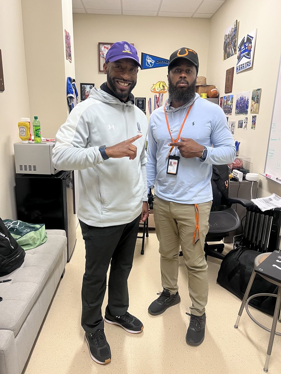 We appreciate Coach Diamond Weaver  of the University at Albany for stopping by to see what we are building at Coolidge! #championshipon6 #5thstreet #houseofchampions  🐎 <a href="/coach_weaver/">Coach Diamond Weaver</a> <a href="/CoachKw5w/">Kevin Nesbitt Jr</a>