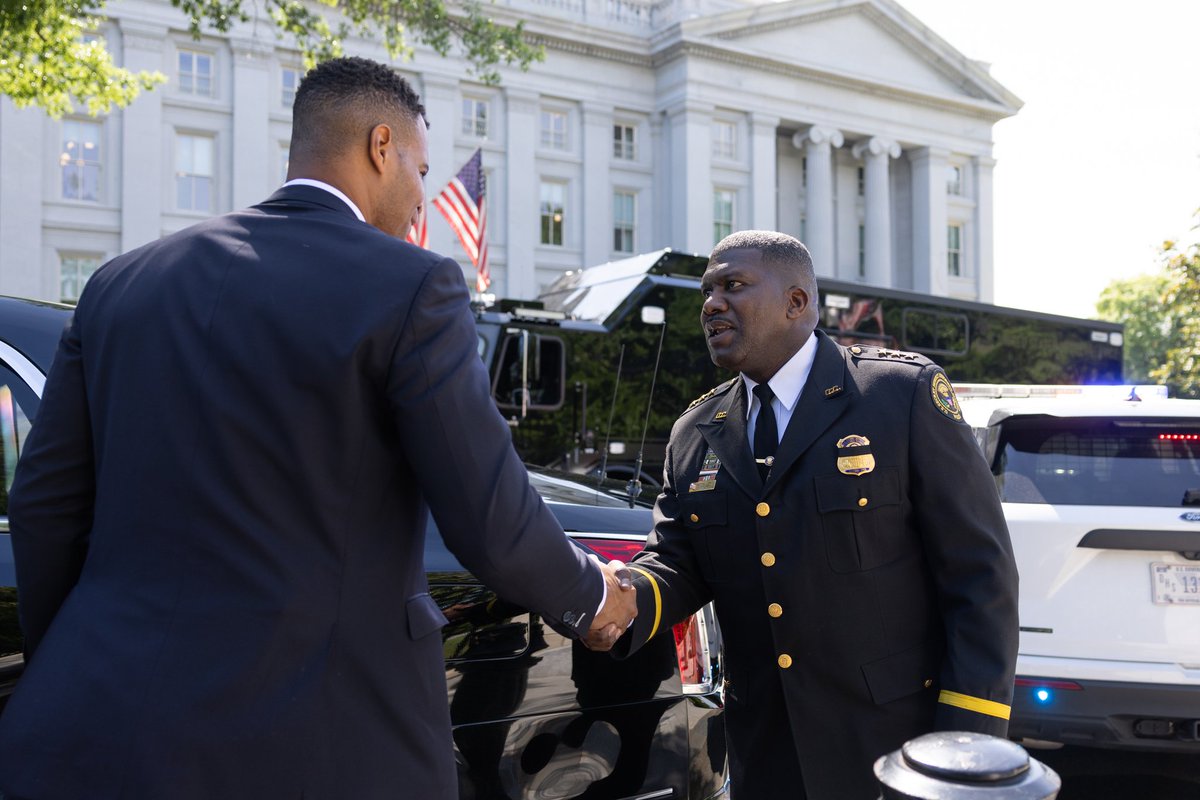 SecretSvcSpox's tweet image. Congratulations to Richard Macauley on his appointment as Chief of the @SecretService Uniformed Division.

A true cop’s cop, “Mac” is dedicated to leading the officers who form the backbone of protection at the White House, embassies, and foreign missions.
secretservice.gov/newsroom/relea…
