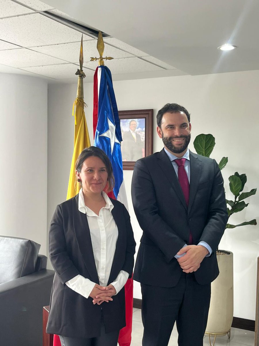 Embajada de Chile en Colombia 🇨🇱 (@echilecolombia) on Twitter photo El Subsecretario Ricardo Montero y la Viceministra Juliana Coronado, encabezaron la IX reunión bilateral de Defensa Chile-Colombia. Cooperación en medio ambiente, cambio climatico, mujeres, paz, seguridad e industria en defensa son algunos de los temas abordados.
<a href="/Minrel_Chile/">Cancillería Chile 🇨🇱</a> El Subsecretario Ricardo Montero y la Viceministra Juliana Coronado, encabezaron la IX reunión bilateral de Defensa Chile-Colombia. Cooperación en medio ambiente, cambio climatico, mujeres, paz, seguridad e industria en defensa son algunos de los temas abordados.
<a href="/Minrel_Chile/">Cancillería Chile 🇨🇱</a>