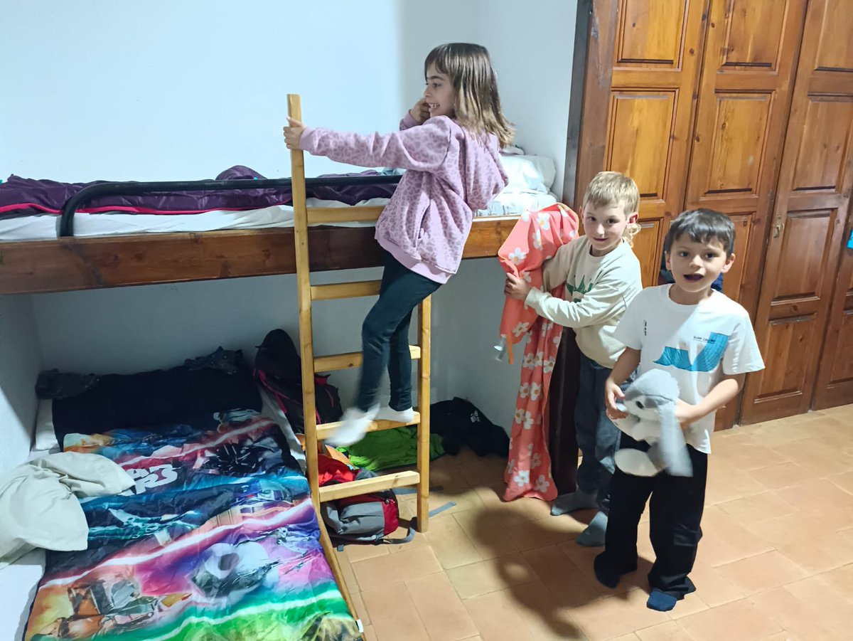 Primeres hores de les colònies ben aprofitades a Cicle Inicial! Hem jugat, fet activitats, hem descobert la casa i l’entorn, i tot i la pluja, ens ho estem passant d’allò més bé. Hem dinat de meravella i encara ens espera una nit plena de bons moments i sorpreses! #ERprimaria