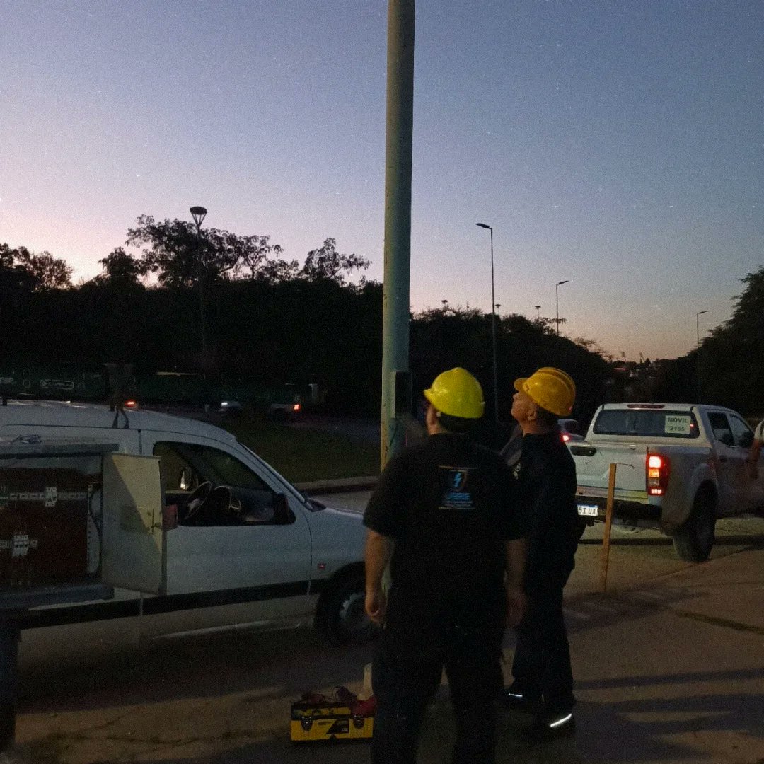UEREmunicba's tweet photo. 🚧Seguimos con los relevamientos preventivos en plazas y espacios verdes ✅️ 

👷‍♂️Personal de la Dirección General de Riesgo Eléctrico estuvo trabajando en B° San Ignacio.

📝En relevamiento rutinario en EV se detecto columna electrificada, poniendo en peligro a l@s vecin@s.⚡ https://t.co/ZNiGBBY8HY