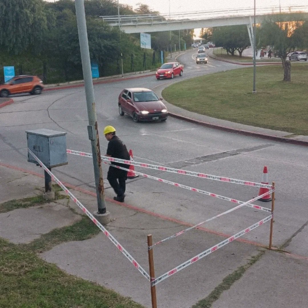 UEREmunicba's tweet photo. 🚧Seguimos con los relevamientos preventivos en plazas y espacios verdes ✅️ 

👷‍♂️Personal de la Dirección General de Riesgo Eléctrico estuvo trabajando en B° San Ignacio.

📝En relevamiento rutinario en EV se detecto columna electrificada, poniendo en peligro a l@s vecin@s.⚡ https://t.co/ZNiGBBY8HY