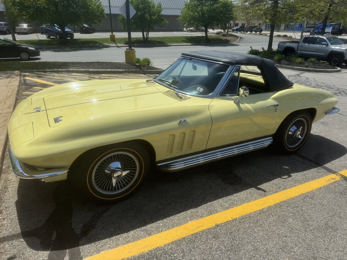 I just love seeing cars like this. Makes me want a thunderbird so bad but I’m a broke ass lol. I can dream though