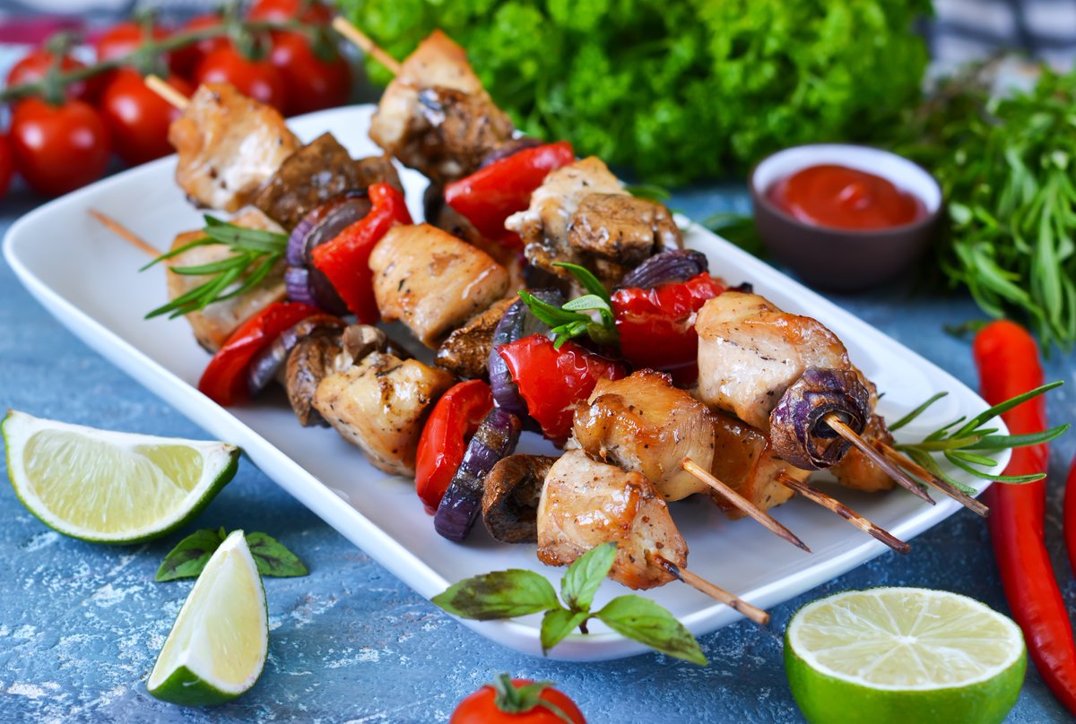 Sometimes it’s the simple things in life 😋Chicken &amp; vegetable skewers, freshly made using our delicious free range chicken breast...simple, tasty goodness 👨🏻‍🍳🤌Time to get your BBQ's ready and check out our recipe here 👇
jurassiccoastfarmshop.co.uk/chicken-kebabs/