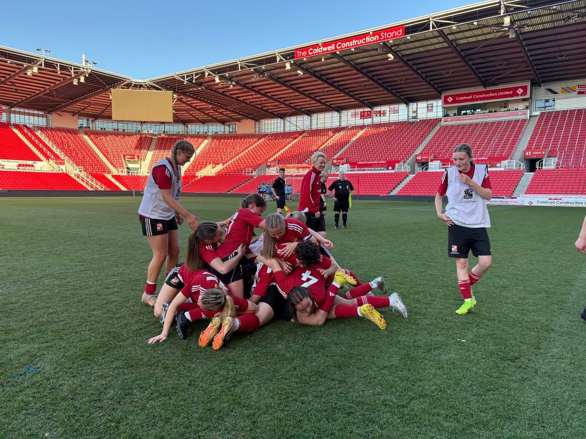 THEY HAVE DONE IT!! 🏆

After an incredibly hard fought match, the girls won the match 5-3 on penalties after a brilliant display! Credit to Man City, who fought hard from 2-0 down, pushing us all the way 💪 

Here are some of the best moments from the celebrations 📸