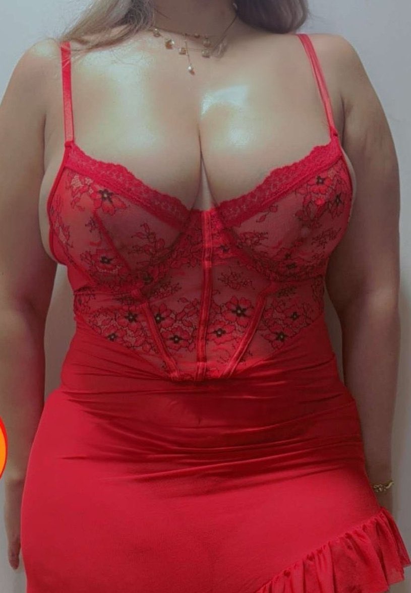 صاحب جوزي جايبهولي هيدية بمناسبة فوز الاهلي وجوزي بيقولي اخد رائيكوا قبل ما يبعته لصاحبه اي رائيكوا فيه 🫦🫦🔥