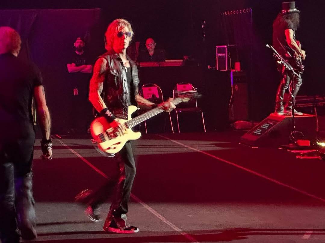 SlashArmyAUT's tweet photo. @gunsnroses photos from Bangkok, the band played in a small venue, in a front of 3500 lucky fans😎😁🤘✌️🎩🎸
Photos: @deljamesgang
@Slash @axlrose @DuffMcKagan
#gunsnroses #slash #axlrose #duffmckagan #deljames #bangkok https://t.co/twhhjz13vj