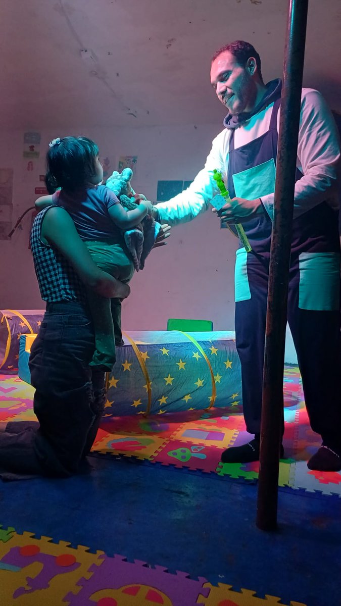 iceddgo's tweet photo. 🧸✨ BEBÉ: Un lugar seguro
Teatro de títeres para primeras infancias 👶🎭
Montaje interactivo del Proyecto #PECDA 2024-2025
🎨 Perla Mapula Estrada
🎎 Miguel Solís, Rafael Rivas
🎶 Ernesto Reséndiz
🎭 Enrique Longoria
📅 2, 24 abril | 8 mayo
📌 Teteutzin Artes Vivas https://t.co/jqrbKfcBpx