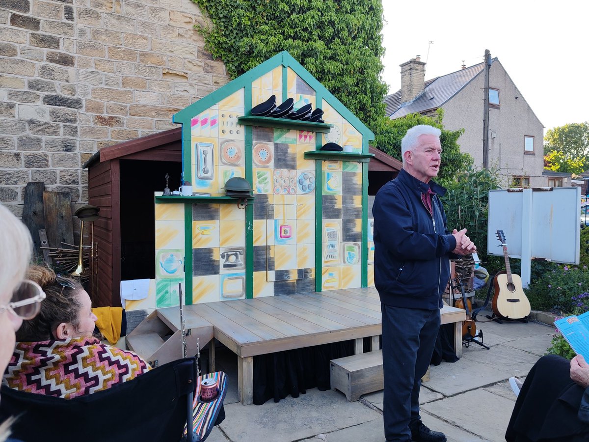 skinoverbone's tweet photo. Good to attend @mikrontheatre production of Hush Hush at @DarfieldMuseum this evening, introduced by @IMcMillan.  The company might be small but it's perfectly formed. https://t.co/RvxWGxOrmD