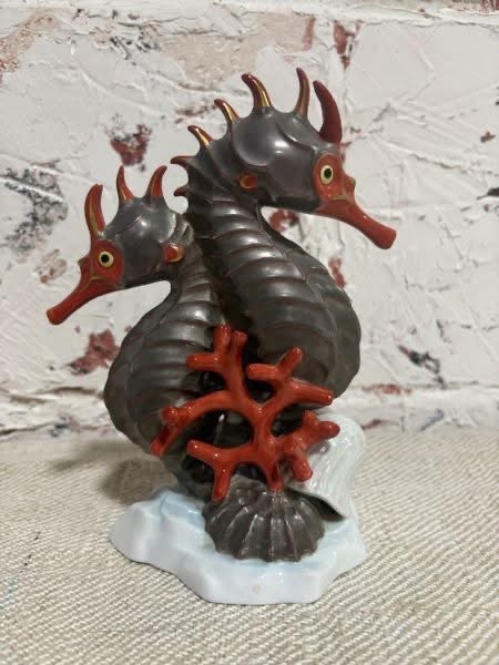 ribblecroftint's tweet photo. 🐚 A beautiful Herend Hungary porcelain figurine featuring two elegant seahorses with bold orange accents.
Handpainted, detailed, and perfectly unique. A collector’s dream.

£295.00

https://t.co/p4lyYDtzYr

#HerendPorcelain #SeahorseFigurine #VintagePorcelain #HungarianArt https://t.co/c1IG1qc8Ay