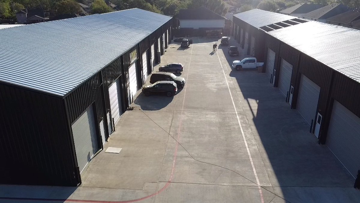 developassets's tweet image. ~150,000 SF of triple net flex space.
This market is emerging, and still fragmented. Competition is weak.
Retail is overrated.
You can cut construction cost in half building metal light industrial spaces and still rent them easier than retail.
The key is overhead roll up…