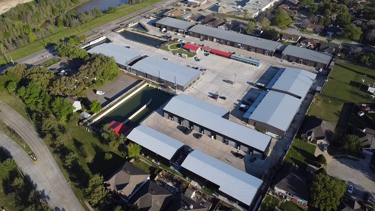 developassets's tweet image. ~150,000 SF of triple net flex space.
This market is emerging, and still fragmented. Competition is weak.
Retail is overrated.
You can cut construction cost in half building metal light industrial spaces and still rent them easier than retail.
The key is overhead roll up…