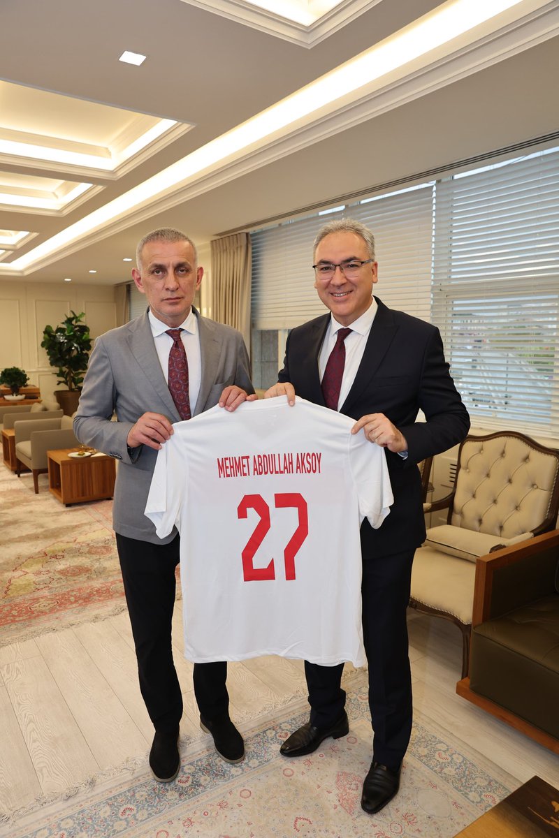 #ZTK finali Trabzonspor-Galatasaray arasında oynanacak maç için Gaziantep’e gelen #TFF Başkanı Sayın İbrahim Hacıosmanoğlu beyden formamızı aldık. Nazik hediyesi için Sayın Başkanıma teşekkür ederim. 
14 Mayıs’ta oynanacak maçta sevgi, kardeşlik ve centilmenlik kazansın inşaallah