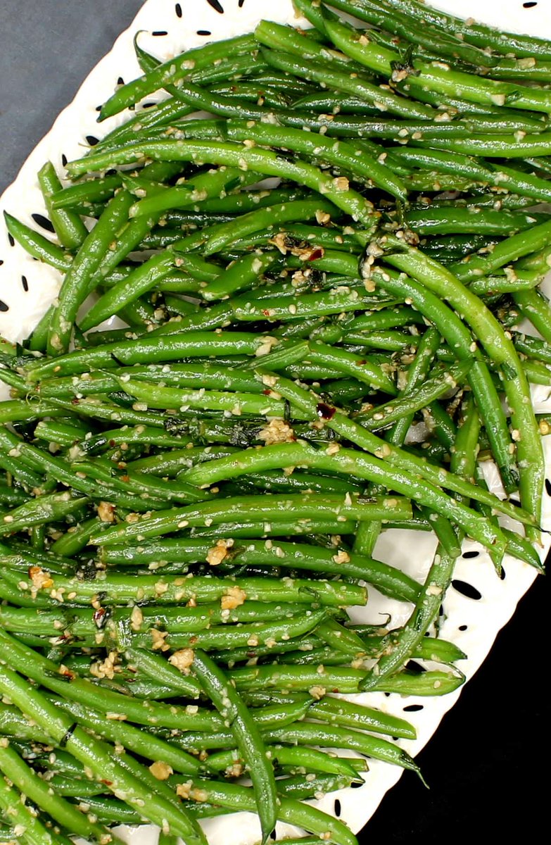 Easy recipe for five-ingredient garlic green beans. Tender green beans are sautéed with lots of garlic, sesame seeds, red pepper flakes and herbs. #greenbeans
holycowvegan.net/easy-garlic-gr…
