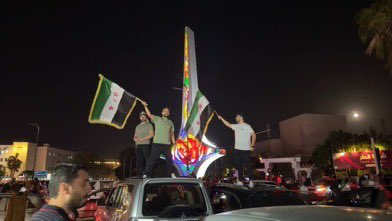 بعد إعلان ترمب من #الرياض رفع العقوبات عن سوريا، وبجهود الأمير محمد بن سلمان..

احتفالات شعبية ضخمة في ساحة الأمويين بدمشق.

-