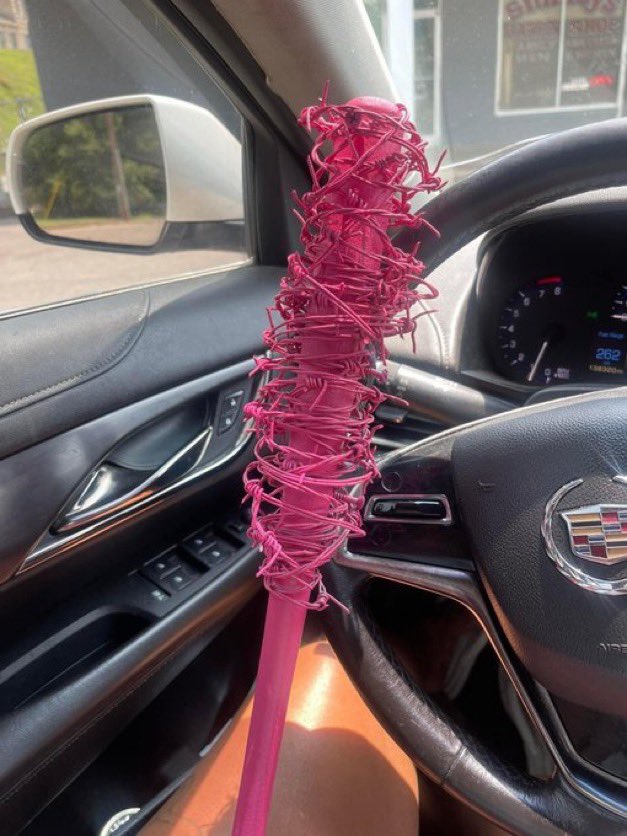 ihysosa's tweet image. This girl have bob wired bats for sale 🤣