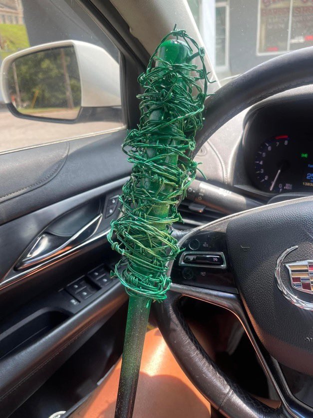 ihysosa's tweet image. This girl have bob wired bats for sale 🤣