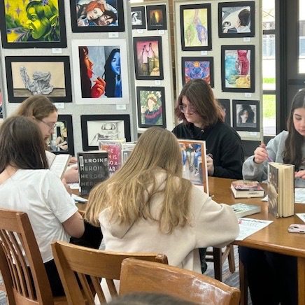 📚🧡 Mrs. Valkema’s Freshman Seminar classes recently spent time in the library for Books Speed Dating — where students met their next favorite book in just minutes! #ReadLikeAWarrior #LeadTheWay