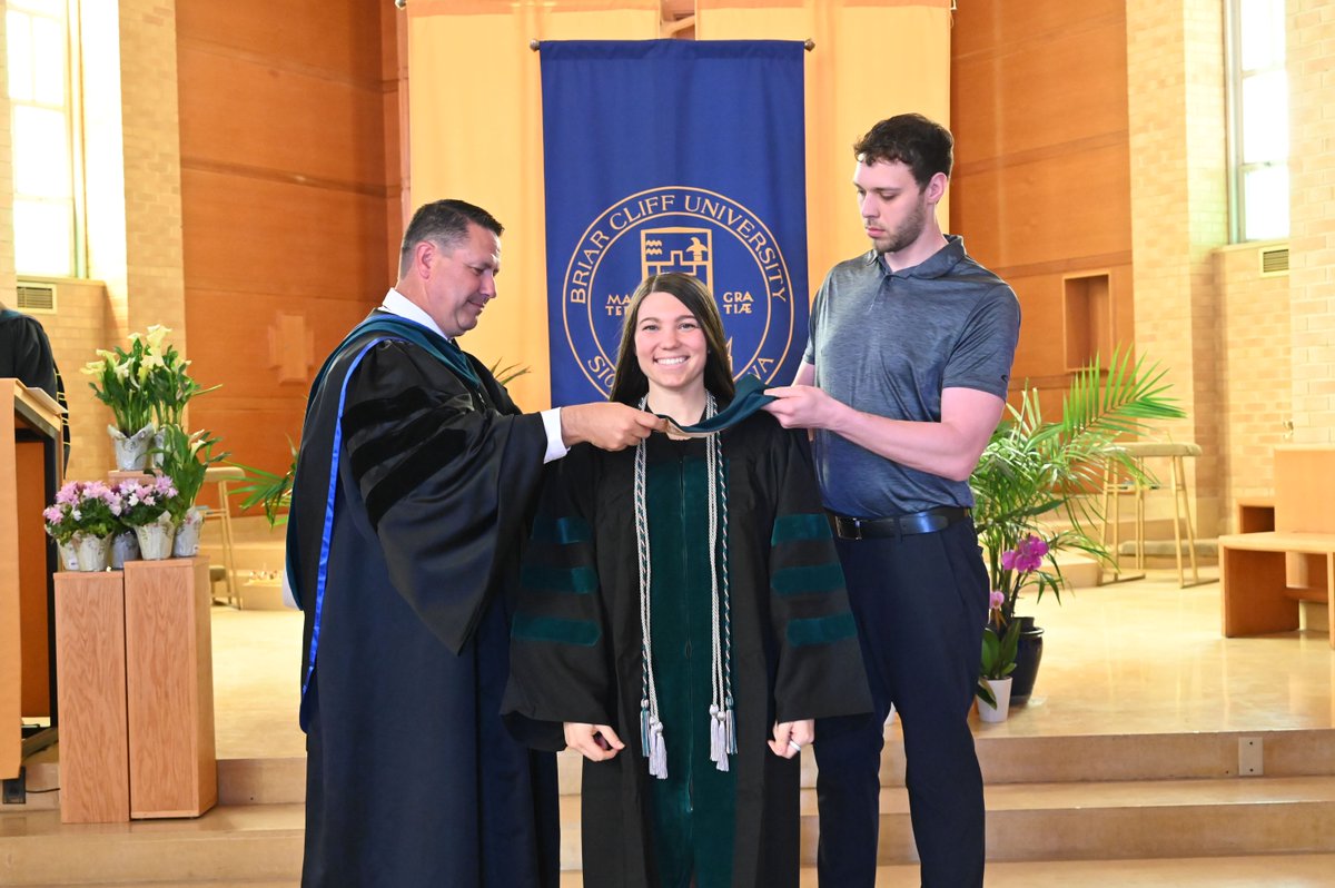 Last Friday, 31 Physical Therapy candidates received their hoods, distinguished by both length (four feet) and color (teal) for their discipline, at the annual Hooding Ceremony. Congratulations to this year's graduating DPT class!

📰 bit.ly/4iXuYnR