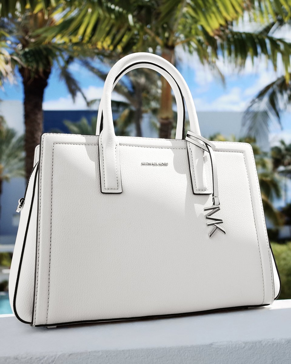Out of office 🌴 The Laila makes travel-chic style a breeze.

michaelkors.com/laila-medium-l…