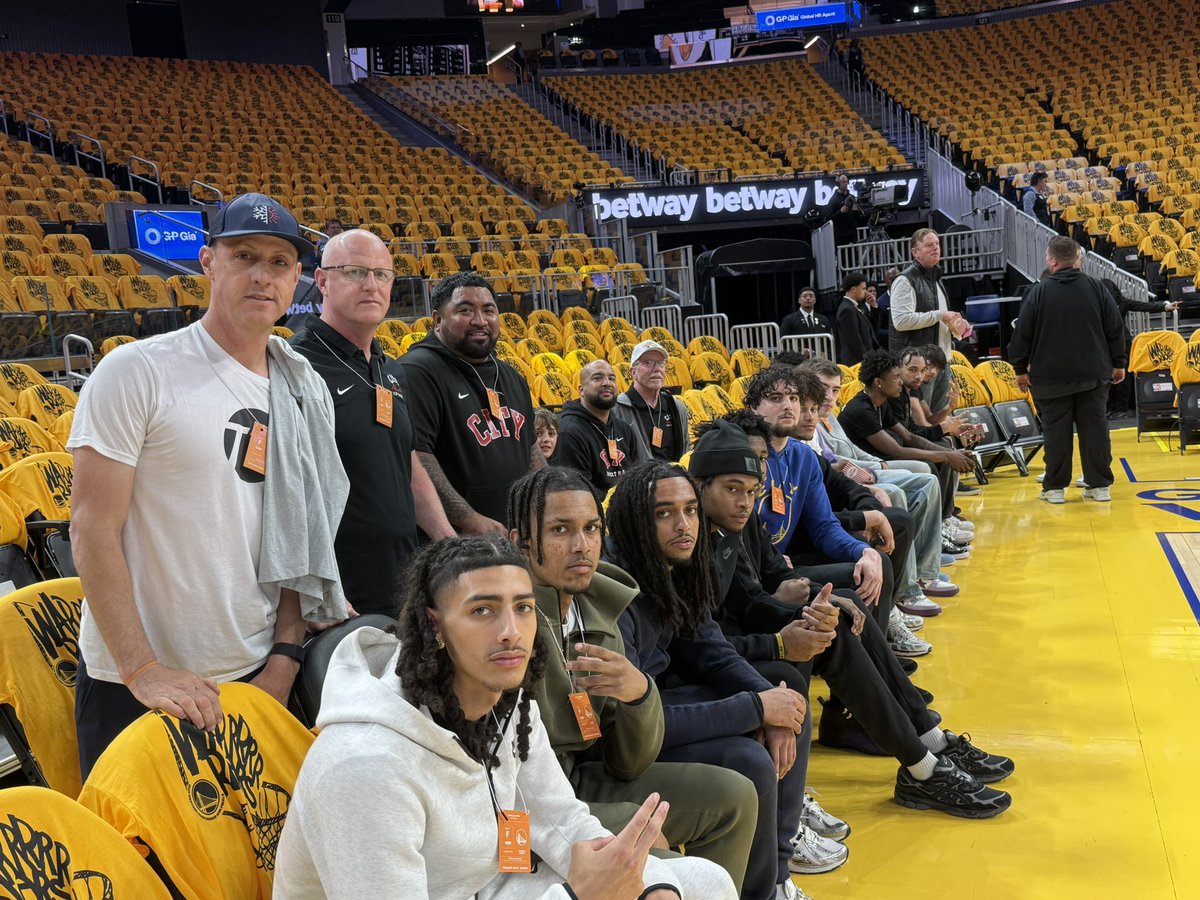 CCSFMBB's tweet image. Big thank you to the @warriors for honoring our 2025 state championship team last night at their playoff game vs @Timberwolves . #CityStrong🤝