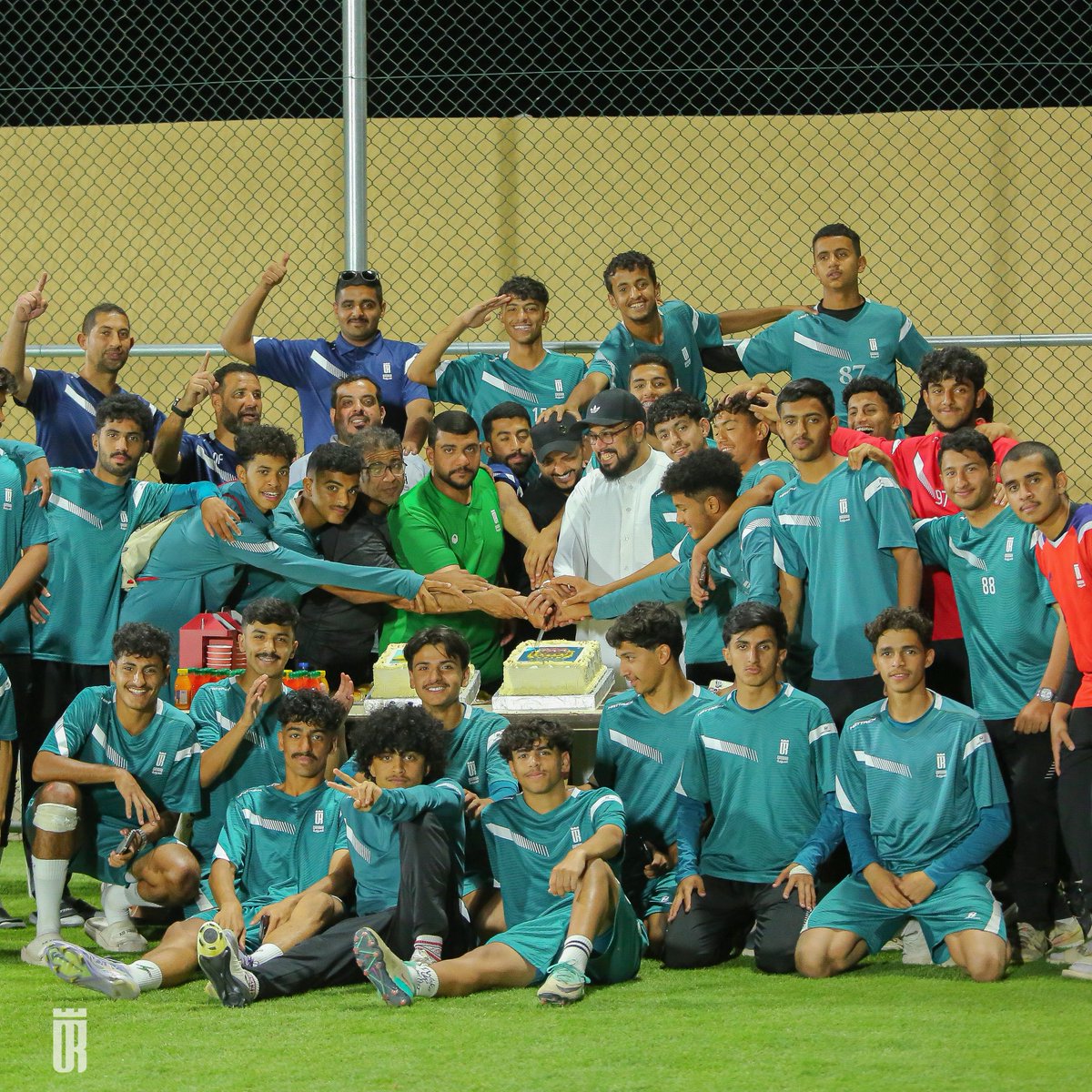 #العروبة | 💚💛
احتفى مساء اليوم الثلاثاء فريق #عروبة_17 بمناسبة صعود الفريق (متصدر ترتيب الدوري) إلى الدوري السعودي الممتاز و بمناسبة انضمام زميلهم هداف الفريق و دوري الدرجة الأولى حالياً الكابتن غالي الشمري إلى قائمة المنتخب السعودي للشباب تحت 18 سنة .