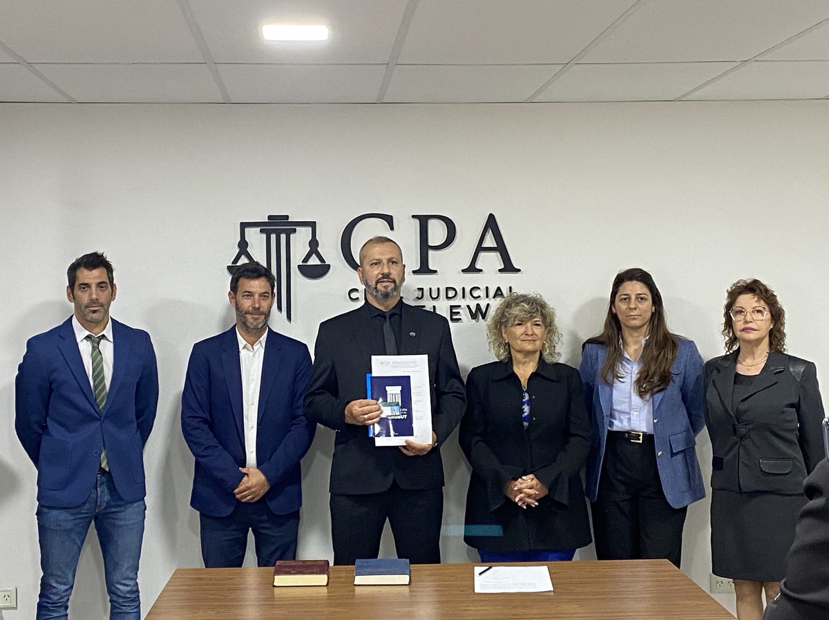 Ahora siiii... oficialmente abogado.
Agradecido a Dios y mi Familia por este logro alcanzado. ❤️