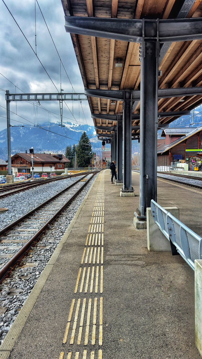 Bir tren yolculuğu yaparız bir gün.
Sandviç falan yeriz.
İyi günler değil uzakta.
￼
Cemal Süreya / On Üç Günün Mektupları