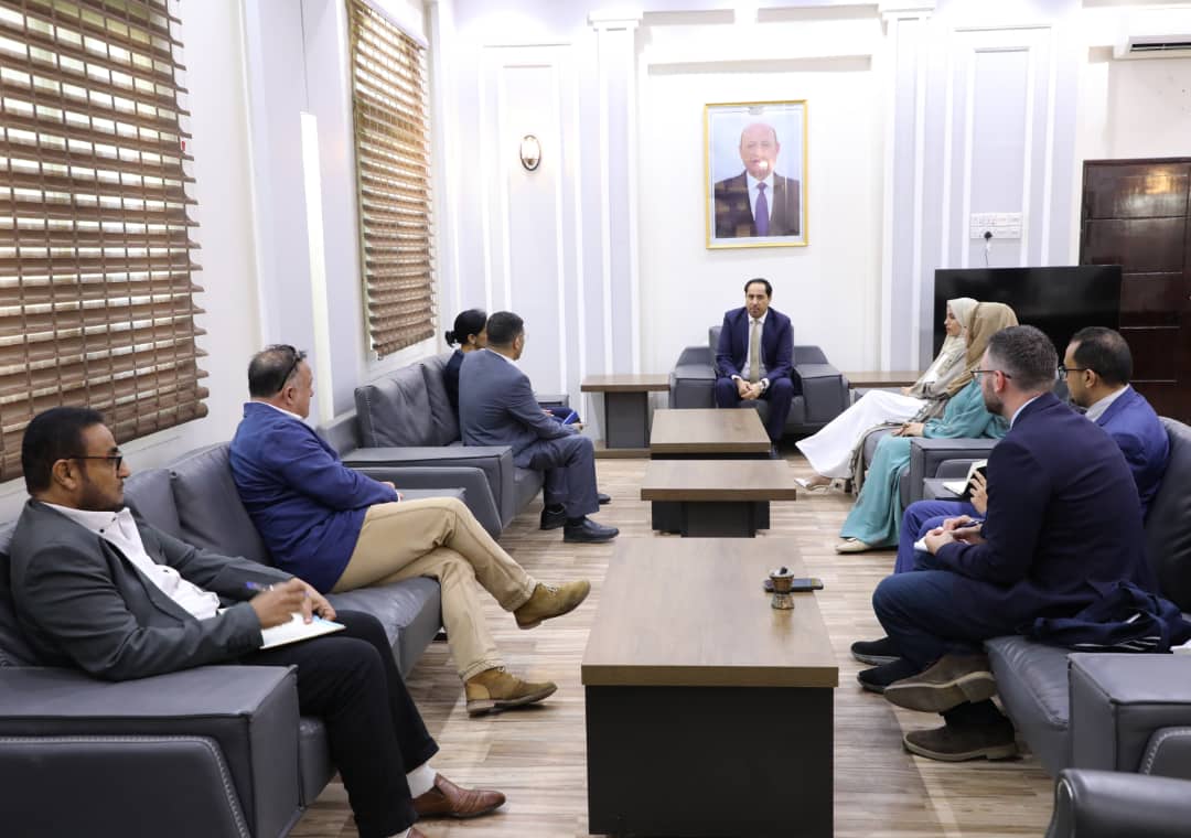 استقبل معالي وزير الشباب والرياضة نايف صالح البكري، اليوم الثلاثاء، بمكتبه بالعاصمة المؤقتة عدن، السفيرة البريطانية لدى اليمن عبده شريف، وبحث معها سبل تعزيز التعاون الثنائي ودعم الشباب.

وأشاد البكري بالعلاقات المتميزة والمثمرة التي تربط اليمن بـ "بريطانيا" وبمواقفها الإيجابية