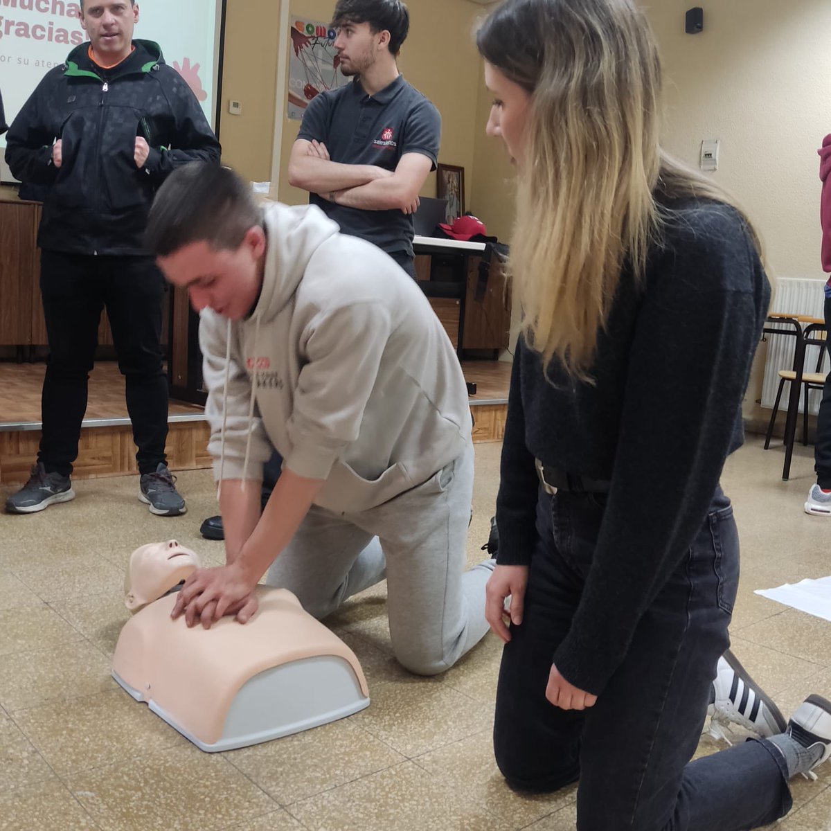 Médicos y enfermeros del Centro de Salud Las Huelgas han pasado la mañana con los primeros cursos de Grado Básico y Grado Medio. Especialmente interesante han sido las prácticas en RCP y maniobra de Heimlich. Listos para salvar vidas 📷
#burgos
#ciclosformativos